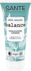 Sante Balance Suihkugeeli; tuubi Sante Naturkosmetik Balance Aroma Duschgel -suihkugeeliä eukalyptus- ja bergamottituoksulla; astia pystyssä sylinterin muotoinen muovia mattapinnalla, yläosa turkoosi ja alaosa valkoinen; etupuolella kasvikuvituksia; vegaani-, luomu- ja luonnonkosmetiikkasertifiointisymbolit näkyvissä; groteskiteksti mustana ja turkoosina; valkoinen tausta, ei ihmisiä tai käsiä.