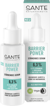Sante Barrier Power Kasvoseerumi; kaksi valkoista seerumipulloa sylinterinmuotoisina mattapinnalla ja muovisin pumppuannostelijoin, merkitty "Sante Barrier Power" vihreä-sinisin groteskitekstein; etiketissä lukee "6,3 %, 0,2 % Ceramide + Hyaluron + Bio-Aloe Vera"; vegaani- ja luomusertifiointilogot pakkauksessa; tausta yksivärinen, ei ihmisiä tai muita esineitä näkyvissä.