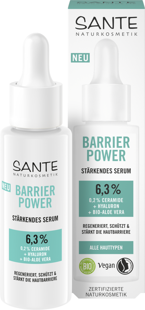 Sante Barrier Power Kasvoseerumi: kaksi valkoista tiputinpulloa ja yhteensopiva rasia Sante Barrier Power Stärkendes Serum -seerumia, merkitty vegaaniseksi, sisältää luomualoe veraa, keramideja ja hyaluronihappoa ihon uudistumiseen; pakkauksessa vihreä-musta teksti mattavalkoisella pohjalla; groteskikirjasinta käytetään tuotetiedoissa; ei ihmisiä tai käsiä näkyvissä; kuva otettu neutraalia taustaa vasten.