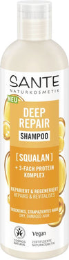 Sante Deep Repair Shampoo; pullo shampoota skvalaanilla ja ravitsevalla proteiinikompleksilla, suunniteltu kuiville, vaurioituneille hiuksille; etiketissä korostetaan vegaanisuutta ja sertifioitua luonnonkosmetiikkaa; muovipullo pumppukorkilla, pääosin valkoinen mattapinnalla värillisin korostein; etiketissä selkeää groteskikirjasinta; tuote kuvattu vaalealla taustalla, ei ihmisiä näkyvissä.