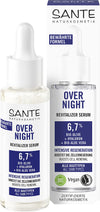 Sante Elvyttävä Yöseerumi; pullo ja rasia Sante Overnight Revitalizer Serum -tuotetta, sisältää 6,7 % bio-oliivia, hyaluronia ja bio-aloe veraa; sekä pullo että rasia valkoisia vihrein tehostein; pullossa tippakorkki; etiketeissä tekstiä vegaanisesta sertifioinnista ja sopivuudesta kaikille ihotyypeille groteskifontilla; tuote pystyasennossa tasaisella taustalla, ei ihmisiä tai käsiä.