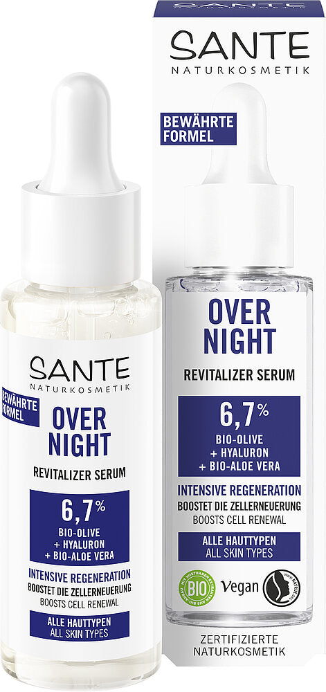 Sante Elvyttävä Yöseerumi; pullo ja rasia Sante Overnight Revitalizer Serum -tuotetta, sisältää 6,7 % bio-oliivia, hyaluronia ja bio-aloe veraa; sekä pullo että rasia valkoisia vihrein tehostein; pullossa tippakorkki; etiketeissä tekstiä vegaanisesta sertifioinnista ja sopivuudesta kaikille ihotyypeille groteskifontilla; tuote pystyasennossa tasaisella taustalla, ei ihmisiä tai käsiä.
