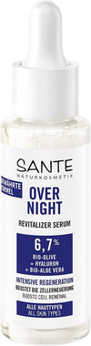 Sante Elvyttävä Yöseerumi; tippapullo Sante Overnight Revitalizer Serum -tuotetta, tekstissä korostetaan 6,7 % bio-oliivia, hyaluronia ja bio-aloe veraa kaikille ihotyypeille, valkoinen ja sininen etiketti; lieriömäinen lasipullo kiiltävällä pinnalla, muovinen tippakorkki; lihavoitua groteskityyppografiaa etiketissä; tuote pystyasennossa tasaisella taustalla, ei ihmisiä näkyvissä.