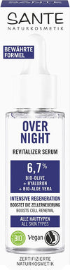 Sante Elvyttävä Yöseerumi; läpinäkyvä pullo Sante Over Night Revitalizer Serum -tuotetta kiiltäväpintaisella tippakannella; lieriömäinen muoto, läpinäkyvä runko paljastaa kirkkaan nesteen; yksinkertaista groteskitypografiaa mustana ja vihreänä valkoisella etiketillä; näkyvä avaintekstinä 6,7 % bio-oliivia, hyaluronia, bio-aloe veraa, sopii kaikille ihotyypeille, vegaaninen, sertifioitu luonnonkosmetiikka, hyaluronihappo; valkoinen tausta tasaisessa valaistuksessa, ei ihmisiä tai käsiä.
