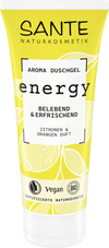 Sante Energy Suihkugeeli; keltainen ja valkoinen tuubi Sante Naturkosmetik Aroma Duschgel Energy -suihkugeeliä sitruunakuvituksin; muovipakkaus läppäkorkilla, pinta matta; luettavassa etiketissä tuotenimi, ”vegan”, ”certified natural cosmetics” ja maininta sitruuna-appelsiinituoksusta; groteskikirjasin etiketissä; tausta tasainen ja neutraali, ei ihmisiä tai käsiä kuvassa.