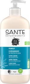 Sante Family Nestesaippua Aloe Vera & Lime; valkoinen, läpinäkymätön muovipumppupullo kiiltäväpinnalla, sisältää perheen nestesaippuaa; pullo on sylinterinmuotoinen pyöristetyin olkapäin, valkoinen annostelija; etuosassa suorakulmainen sininen etiketti, jossa tuotenimi, luomu-aaloe vera ja sitruuna, vegaani- ja luomusertifiointikuvakkeet sekä monikielistä lihavoitua groteskitekstiä; tausta yksivärinen, ei ihmisiä tai muita esineitä näkyvissä.