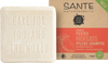 Sante Family Solid Moisturizing Care Palashampoo; kiinteä shampoopala kohokuvioidulla tekstillä "Care for you and the world" lepää pahvilaatikon vieressä merkinnällä Sante Naturkosmetik Festes Feuchtigkeitspflege-Shampoo, vegaani- ja sertifioitu luonnonkosmetiikkakuvakkein; shampoo on vaaleanvärinen mattapinnalla pyöristetyin reunoin; laatikossa lohkomaista painettua tekstiä, kuvitettu design ja symboleja etuosassa; tausta yksivärinen, ei ihmisiä tai käsiä näkyvissä; kuva on suoraviivainen tuotekuva.