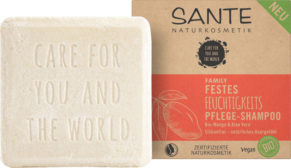Sante Family Solid Moisturizing Care Palashampoo; kiinteä shampoopala kohokuvioidulla tekstillä "Care for you and the world" lepää pahvilaatikon vieressä merkinnällä Sante Naturkosmetik Festes Feuchtigkeitspflege-Shampoo, vegaani- ja sertifioitu luonnonkosmetiikkakuvakkein; shampoo on vaaleanvärinen mattapinnalla pyöristetyin reunoin; laatikossa lohkomaista painettua tekstiä, kuvitettu design ja symboleja etuosassa; tausta yksivärinen, ei ihmisiä tai käsiä näkyvissä; kuva on suoraviivainen tuotekuva.
