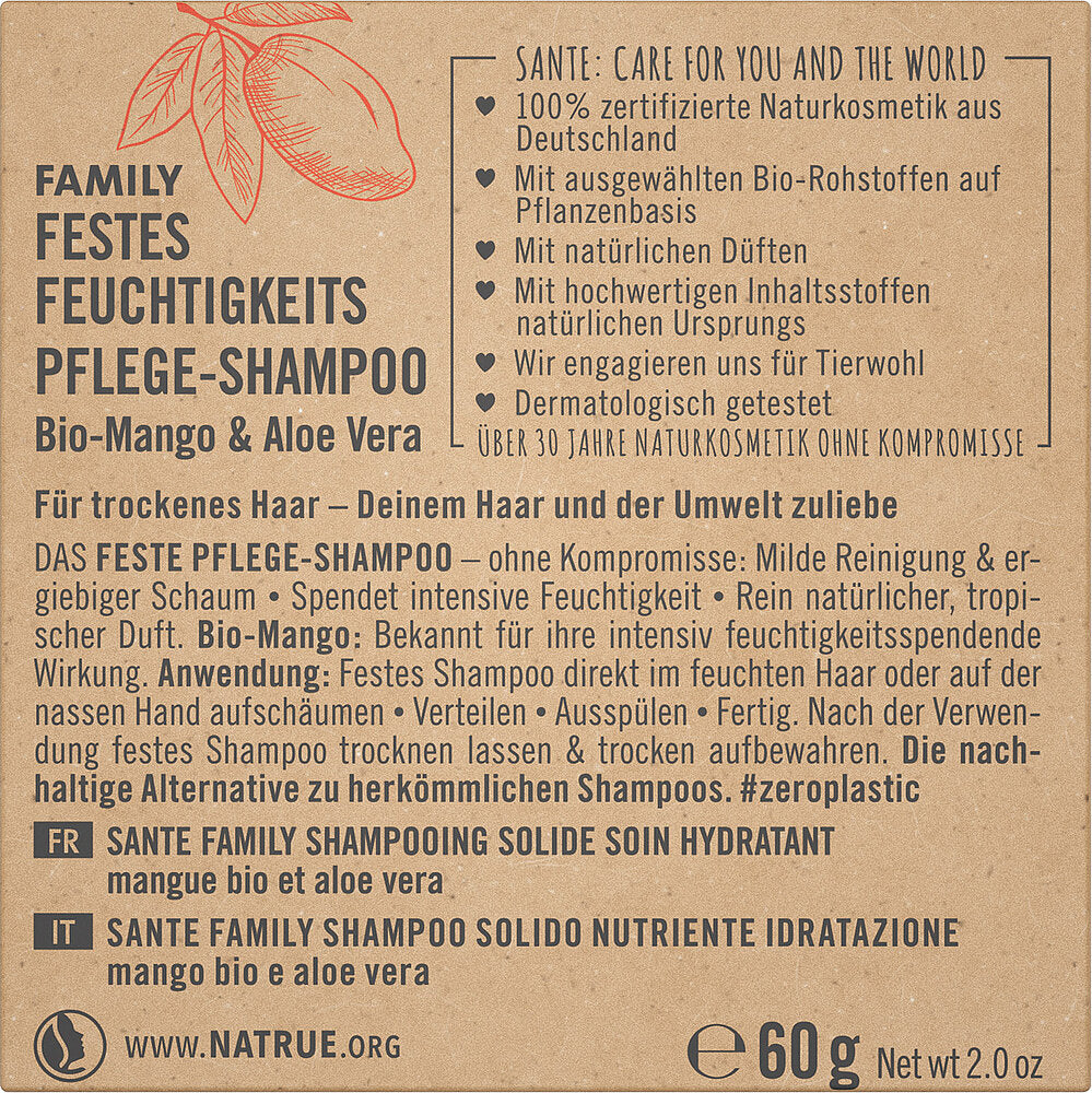 Sante Family Solid Moisturizing Care Palashampoo; neliönmuotoinen etiketti kiinteälle shampoopalalle tekstillä saksaksi, englanniksi ja italiaksi; pääainesosina luomumango ja aaloe vera; korostaa luonnonkosmetiikkasertifiointia, muovittomuutta ja kestävyyttä, paino 60 g; etiketti on mattapintainen selkein lohkokirjaimin eri kirjasinkoin sekä muutamin kuvakkein; tausta neutraali, ei ihmisiä tai käsiä näkyvissä; lähikuva näyttää koko tuotteen etupuolen.