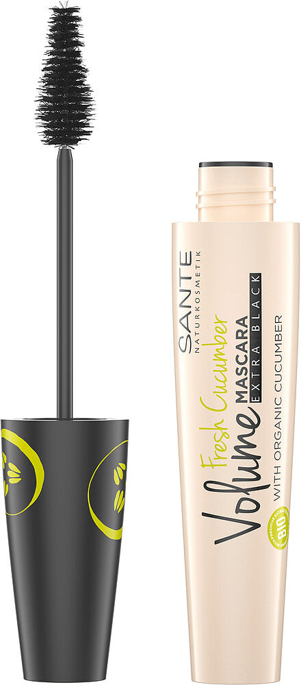 Sante Fresh Cucumber Volume Mascara Extra Black; tuubi Sante Fresh Cucumber Volume Mascaraa erikoismustana, virkistävällä kurkkuuutteella rikastettu, siveltimen sauva irrotettuna ja pystyssä beigen ja mustan tuubin vieressä; muovinen tuubi lieriömäinen matalla beigellä rungolla ja kiiltävällä mustalla kannella; yksinkertaista mustaa groteskikirjoitusta rungossa; etikettitekstissä SANTE ja Fresh Cucumber; ei rekvisiittaa, valkoinen tausta, lähikuva keskittyen vain tuotteen osiin.