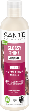 Sante Glossy Shine Shampoo; pullo shampoota mattahiuksille, rikastettu koivulla ja kolminkertaisella proteiinikompleksilla; pullo on sylinterinmuotoinen muovia, valkoinen kiiltäväpinnalla, läppäkorkillinen; etuetiketissä lihavoitua groteskitekstiä mustana ja kultaisena; etiketissä mainitaan kiilto, sileys, luomusertifiointi, sertifioitu luonnonkosmetiikka ja vegaaniset ainesosat; tausta yksivärinen, ei ihmisiä näkyvissä, tuote keskitettynä kuvaan.