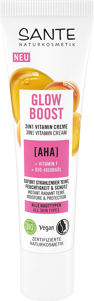 Sante Glow Boost 3 in 1 Vitamiinivoide; tuubi 3-in-1-vitamiinivoidetta AHA-hapolla, F-vitamiinilla ja luomu-jojobaöljyllä; pakkaus korostaa välitöntä hehkua, kosteutusta, vegaanisia ainesosia ja sertifioitua luonnonkosmetiikkaa; tuubi seisoo pystyssä mattapinnalla, esittäen luettavaa painettua tekstiä valkoisena ja oranssina vaaleanpunaista taustaa vasten; ei ihmisiä tai käsiä näkyvissä; tuote yksin valkoisella pinnalla lähikuvassa.