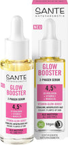 Sante Glow Boost Kasvoseerumi; SANTE Glow Booster 2-Phasen Serum laatikkoineen ja tiputinpulloineen, sisältää 4,5 % hyaluronia, F-vitamiinia ja ravitsevaa manteliöljyä; setti käsittää suorakulmaisen pahvilaatikon ja kirkkaan lasisen tiputinpullon valkoisella korkilla; molemmissa mattapintaiset etiketit lihavoidulla groteskityypillä; luettavat kuvakkeet osoittavat vegaani-, luomu- ja kaikille ihotyypeille sopivan; valkoinen tausta, ei ihmisiä tai käsiä näkyvissä.