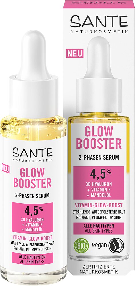 Sante Glow Boost Kasvoseerumi; SANTE Glow Booster 2-Phasen Serum laatikkoineen ja tiputinpulloineen, sisältää 4,5 % hyaluronia, F-vitamiinia ja ravitsevaa manteliöljyä; setti käsittää suorakulmaisen pahvilaatikon ja kirkkaan lasisen tiputinpullon valkoisella korkilla; molemmissa mattapintaiset etiketit lihavoidulla groteskityypillä; luettavat kuvakkeet osoittavat vegaani-, luomu- ja kaikille ihotyypeille sopivan; valkoinen tausta, ei ihmisiä tai käsiä näkyvissä.