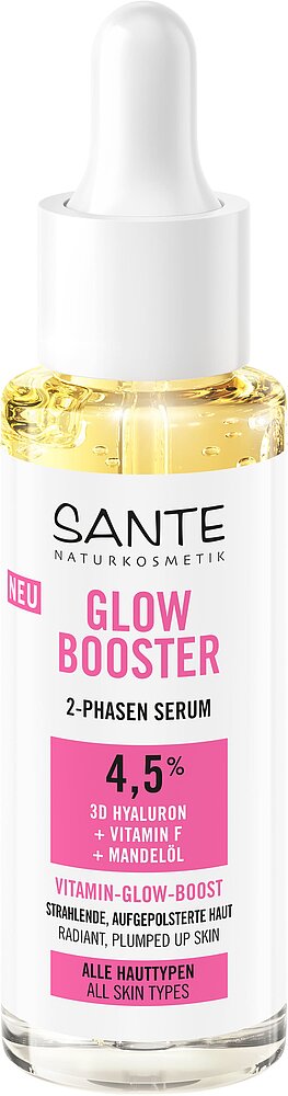 Sante Glow Boost Kasvoseerumi; pullo 2-vaiheista kasvoseerumia tiputtimella, vaaleanpunaisin ja valkoisin etikettivärein; etiketti on mattapintainen ja esittää groteskitekstiä, jossa korostetaan 4,5 % hyaluronia, F-vitamiinia ja manteliöljyä; sylinterinmuotoinen lasipakkaus; ei ihmisiä tai käsiä näkyvissä; neutraali tausta, tuote keskitettynä kuvaan.