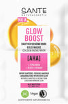 Sante Glow Boost Kultainen Kasvonaamio; SANTE Glow Boost -kultainen kasvonaamiopakkaus tekstillä, joka kuvailee ominaisuuksia kuten AHA-hapon, hyaluronin, levän uutteen, vegaanisuuden ja luomusertifioidut ainesosat kaikille ihotyypeille, lupaa sileämmän ja tasoitetumman ihon; suorakulmainen pussi kultavalkoisessa värimaailmassa mattapinnalla; tuotenimi lihavoidulla groteskikirjasimella, muut tiedot pienemmällä; tuote keskitettynä yksivärisellä taustalla; ei ihmisiä tai käsiä näkyvissä.