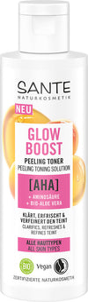 Sante Glow Boost Kuoriva Kasvovesi; etukuva Sante Glow Boost -kuorivan kasvoveden pullosta, esitellen keskeiset tiedot kuten AHA-hapot, luomu-aaloe vera ja vegaaniset ainesosat, sopii kaikille ihotyypeille; pullo on sylinterinmuotoinen mattapinnalla kierrekorkilla; päätiketti on selkeää groteskikirjasinta, tuotenimi korostettuna; valkoinen tausta, ei ihmisiä tai rekvisiittaa, studiovalaistus, sommittelu keskitetty.
