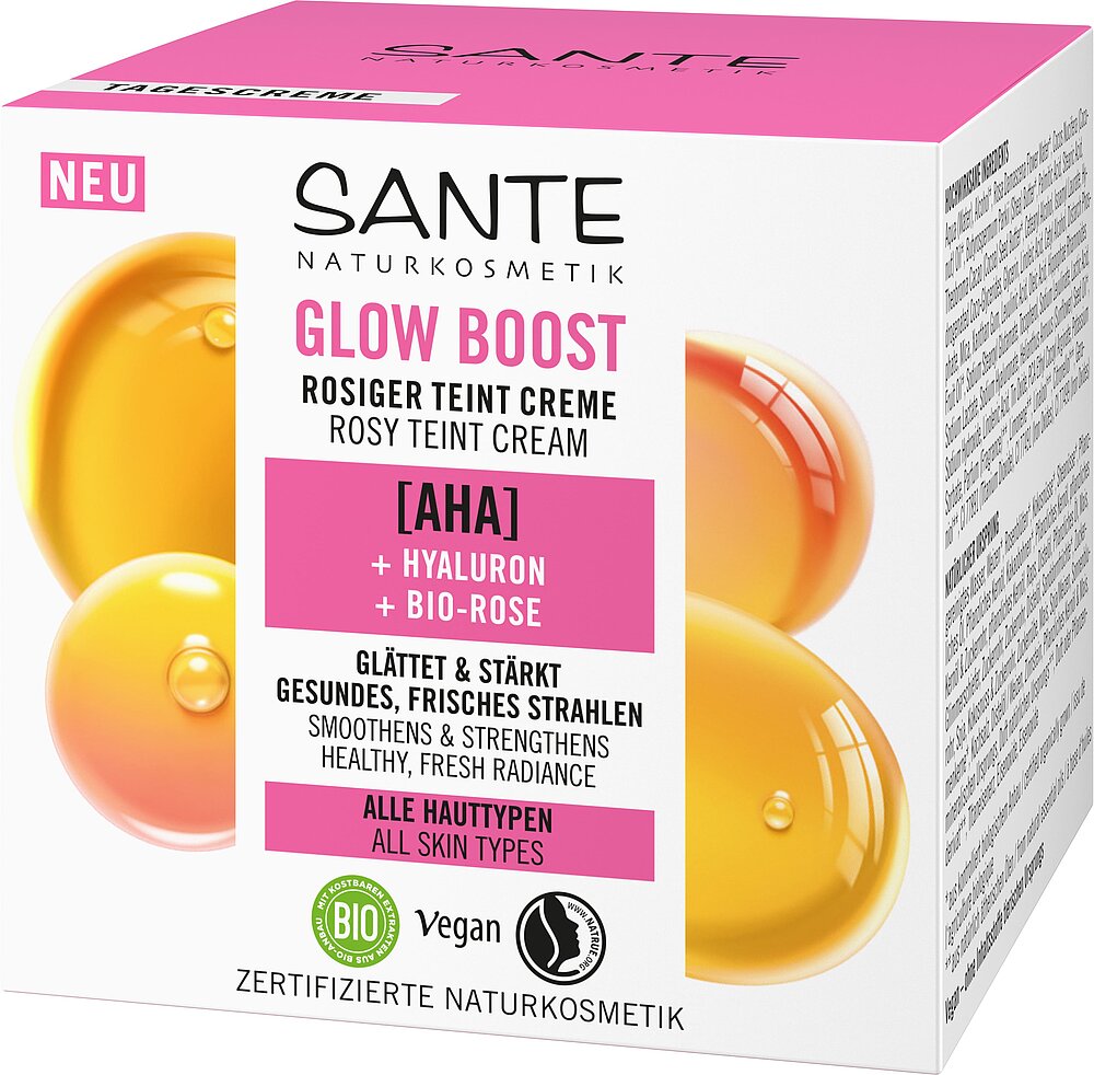 Sante Glow Boost Sävyttävä Kasvovoide; laatikko, jonka teksti kertoo ainesosista – AHA, hyaluroni ja luomu-ruusu – korostaen vegaani- ja luomusertifiointia; sopii kaikille ihotyypeille, pakkaus koristeltu iloisin keltaoranssein kuplakuvituksin; suorakulmainen laatikko mattapinnalla, pääosin valkoinen keltaoranssein korostein, groteskitypografia mustana ja oranssina; ei ihmisiä tai käsiä näkyvissä; tausta yksivärinen ja hyvin valaistu; kuva näyttää vain pakkauksen etupuolen.
