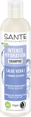 Sante Intense Hydration Shampoo; pullo aaloe veralla ja mangouutteella rikastettua shampoota, merkitty vegaaniseksi ja luomuksi normaaleille tai kuiville hiuksille; saksan- ja englanninkielistä tekstiä valkoisella taustalla; sylinterinmuotoinen muovipullo on mattavalkoinen oranssilla läppäkorkilla; päätekstissä lihavoitua groteskikirjasinta mustana ja oranssina; ei ihmisiä tai rekvisiittaa näkyvissä.