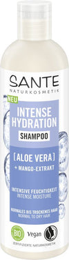 Sante Intense Hydration Shampoo; pullo aaloe veralla ja mangouutteella rikastettua shampoota, merkitty vegaaniseksi ja luomuksi normaaleille tai kuiville hiuksille; saksan- ja englanninkielistä tekstiä valkoisella taustalla; sylinterinmuotoinen muovipullo on mattavalkoinen oranssilla läppäkorkilla; päätekstissä lihavoitua groteskikirjasinta mustana ja oranssina; ei ihmisiä tai rekvisiittaa näkyvissä.