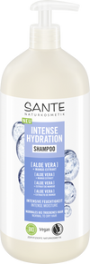 Sante Intense Hydration Shampoo; pullo aaloe vera -shampoota; muovipullo on sylinterinmuotoinen mattavalkoisella pinnalla ja pumppuannostelijalla; etiketissä kuplakuvituksia osana graafista suunnittelua sekä tekstiä mangouutteesta ja aaloe verasta; vegaani- ja luomusertifiointimerkinnät näkyvissä; tausta on yksivärinen, kuva vain tuotteesta, ei ihmisiä tai käsiä näkyvissä.