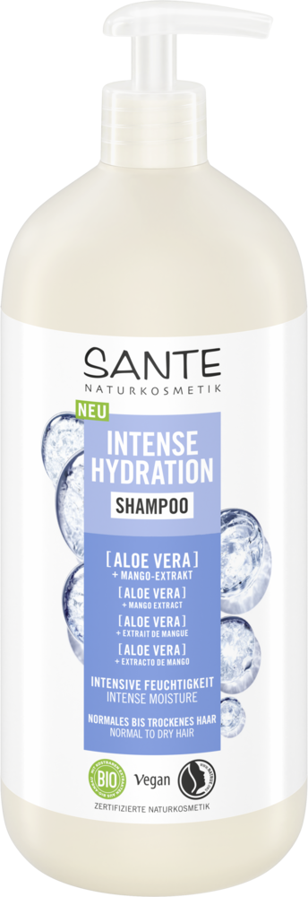 Sante Intense Hydration Shampoo; pullo aaloe vera -shampoota; muovipullo on sylinterinmuotoinen mattavalkoisella pinnalla ja pumppuannostelijalla; etiketissä kuplakuvituksia osana graafista suunnittelua sekä tekstiä mangouutteesta ja aaloe verasta; vegaani- ja luomusertifiointimerkinnät näkyvissä; tausta on yksivärinen, kuva vain tuotteesta, ei ihmisiä tai käsiä näkyvissä.