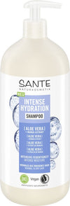 Sante Intense Hydration Shampoo; pullo aaloe vera -shampoota; muovipullo on sylinterinmuotoinen mattavalkoisella pinnalla ja pumppuannostelijalla; etiketissä kuplakuvituksia osana graafista suunnittelua sekä tekstiä mangouutteesta ja aaloe verasta; vegaani- ja luomusertifiointimerkinnät näkyvissä; tausta on yksivärinen, kuva vain tuotteesta, ei ihmisiä tai käsiä näkyvissä.