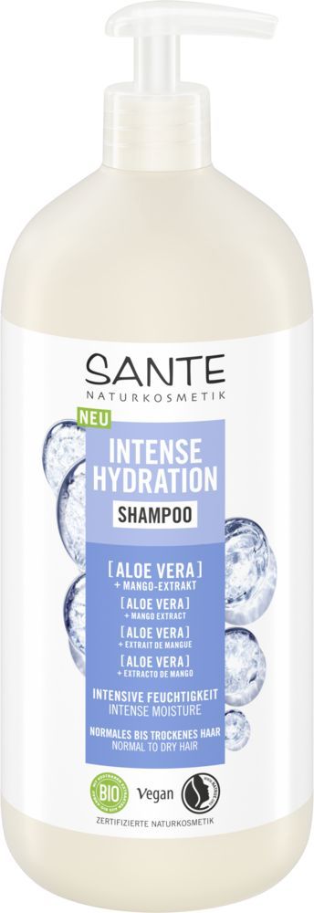 Sante Intense Hydration Shampoo; pullo aaloe vera -shampoota; muovipullo on sylinterinmuotoinen mattavalkoisella pinnalla ja pumppuannostelijalla; etiketissä kuplakuvituksia osana graafista suunnittelua sekä tekstiä mangouutteesta ja aaloe verasta; vegaani- ja luomusertifiointimerkinnät näkyvissä; tausta on yksivärinen, kuva vain tuotteesta, ei ihmisiä tai käsiä näkyvissä.