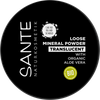 Sante Irto Mineraalipuuteri; pyöreä musta rasia mattapinnalla, sylinterin muotoinen; etiketissä lukee ”Sante Naturkosmetik Loose Mineral Powder Translucent with Organic Aloe Vera”, Bio-sertifiointisinetti ja ilmaisu ”Care for you and the world”; groteskikirjasin käytössä kauttaaltaan; ei ihmisiä, käsiä tai toimintaa näkyvissä; tausta neutraali, tuote keskitettynä kuvaan.