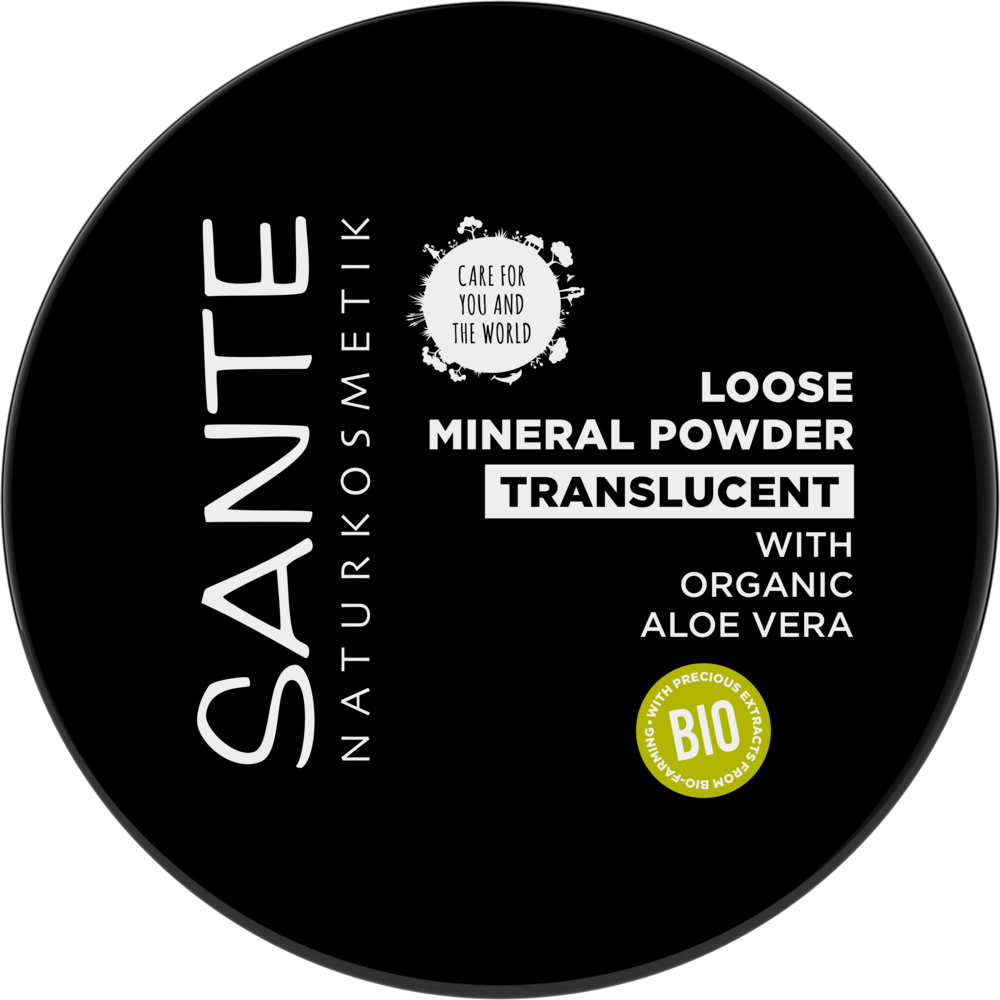 Sante Irto Mineraalipuuteri; pyöreä musta rasia mattapinnalla, sylinterin muotoinen; etiketissä lukee ”Sante Naturkosmetik Loose Mineral Powder Translucent with Organic Aloe Vera”, Bio-sertifiointisinetti ja ilmaisu ”Care for you and the world”; groteskikirjasin käytössä kauttaaltaan; ei ihmisiä, käsiä tai toimintaa näkyvissä; tausta neutraali, tuote keskitettynä kuvaan.