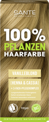 Sante Kasvihiusväri Vanilla Blonde; laatikko Sante Naturkosmetik -kasvipohjaista hiusväriä sävyllä Vanilla Blonde, esitellen hennan ja kassian ravitsevat hyödyt, vegaaninen sertifiointi ja luomumerkintä, kuvattu vaaleiden hiusten taustaa vasten; pakkaus on suorakulmainen mattapinnalla; lihavoitu groteskitypografia esittää tuotenimen, kuvakkeet korostavat ominaisuuksia; ei ihmisiä tai käsiä näkyvissä; lähikuva.