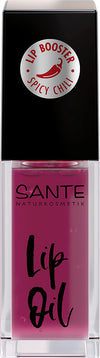 Sante Lip Booster; pullo Sante Lip Oil -huuliöljyä tulisen chilin lip booster -etiketillä, ravitsevaa vaaleanpunapunaista nestettä ja tyylikäs musta kansi; pullo lieriömäinen läpinäkyvin sivuin, näyttäen kiiltävän nesteen; etiketissä lihavoitua groteskitekstiä; kannen pinta sileä ja musta; tuote esillä vaaleaa taustaa vasten lähikuvassa, ei ihmisiä tai käsiä.