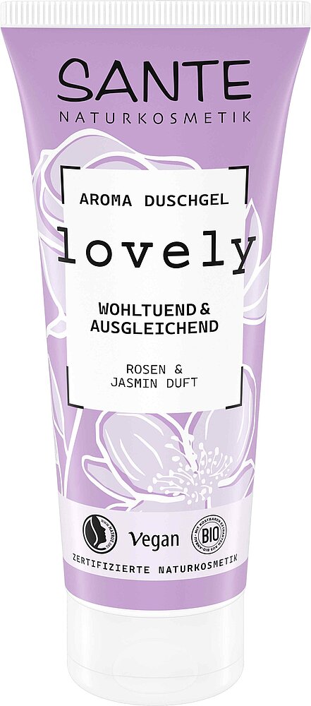 Sante Lovely Suihkugeeli; tuubi Sante Naturkosmetik -suihkugeeliä laventelinvärisessä pakkauksessa, merkitty vegaaniseksi ja luomuksi, tuoksuna ruusu ja jasmiini; tuubi pystyssä mattapintainen valkoisin ja tummanvioletein tekstein; kirjasin yksinkertainen groteski; ei ihmisiä tai käsiä; tausta yhtenäisen valkoinen, kuva lähikuvana tuotteesta.