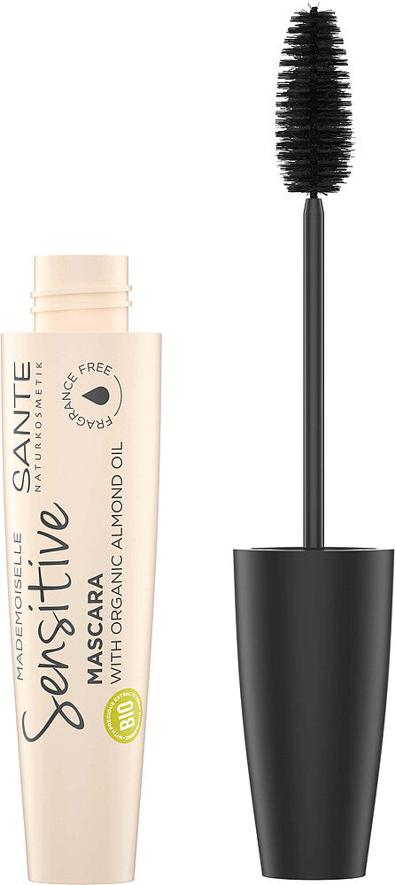 Sante Mademoiselle Sensitive Mascara; beige tuubi Sante Sensitive -ripsiväriä mustalla tekstillä ja mustalla harjasovaraajalla, esitetty erikseen; tuubissa mainitaan luomu, hajusteeton ja sisältää ravitsevaa manteliöljyä herkille silmille; muovituubi mattapinnalla ja lieriömäisellä muodolla; lihavoitua groteskitekstiä etiketissä; valkoinen tausta, lähikuva; ei ihmisiä tai lisärekvisiittaa.