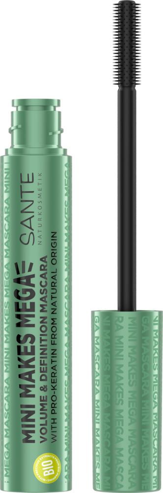 Sante Mini Makes Mega Mascara; vihreä tuubi Sante Volume & Definition Mascaraa, siveltimen sauva ja musta harjasovaraaja pystyssä avoimen tuubin vieressä; lieriömäinen tuubi mattapinnalla, lihavoitua valkoista groteskitekstiä etiketissä tuotenimelle ja lyhyille ominaisuuksille; ei ihmisiä tai käsiä; tasaisesti valaistu kuva yksinkertaisella taustalla.