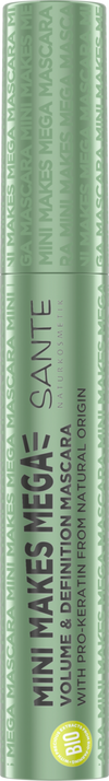 Sante Mini Makes Mega Mascara; vihreä, lieriömäinen ripsivärituubi mattapinnalla; pakkauksessa pystysuuntaista valkoista groteskitekstiä sanoin MIN WAKES MEGA SANTE volume and definition mascara with pro-keratin from natural origin; ei ihmisiä tai käsiä; tuubi kuvattu neutraalilla taustalla lähikuvassa.