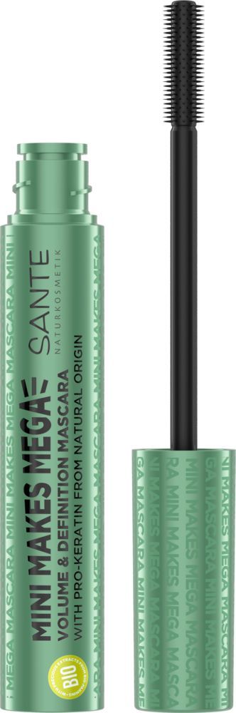 Sante Mini Makes Mega Mascara; vihreä tuubi Sante Volume & Definition Mascaraa, siveltimen sauva ja musta harjasovaraaja pystyssä avoimen tuubin vieressä; lieriömäinen tuubi mattapinnalla, lihavoitua valkoista groteskitekstiä etiketissä tuotenimelle ja lyhyille ominaisuuksille; ei ihmisiä tai käsiä; tasaisesti valaistu kuva yksinkertaisella taustalla.