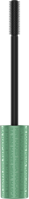 Sante Mini Makes Mega Mascara; tuubi ripsiväriä vihreällä kannella, jossa kohokuvioitu teksti, sekä musta harja lyhyin ja tasavälein harjaksin tarkkaa levitystä varten rohkeille ripsille; tuubi lieriömäinen ja kannen pinta vaikuttaa kiiltävältä; ainoa näkyvä typografia kannessa kohokuvioituna kirjoituksena; ei ihmisiä tai käsiä; tausta yksinkertainen ja siisti, todennäköisesti valkoinen tai vaalea.