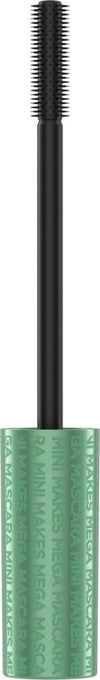 Sante Mini Makes Mega Mascara; tuubi ripsiväriä vihreällä kannella, jossa kohokuvioitu teksti, sekä musta harja lyhyin ja tasavälein harjaksin tarkkaa levitystä varten rohkeille ripsille; tuubi lieriömäinen ja kannen pinta vaikuttaa kiiltävältä; ainoa näkyvä typografia kannessa kohokuvioituna kirjoituksena; ei ihmisiä tai käsiä; tausta yksinkertainen ja siisti, todennäköisesti valkoinen tai vaalea.