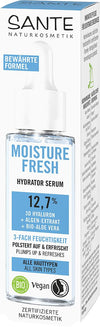 Sante Moisture Fresh Kasvoseerumi; laatikko kosteuttavaa tiputinseerumia, vegaani- ja luomumerkinnät sekä hyaluronihappo; suorakulmainen laatikko valko-vaaleansininen väritys, musta-turkoosia groteskitekstiä; tekstiä sekä saksaksi että englanniksi, mainitsee kosteuttavat hyödyt kaikille ihotyypeille; pakkaus on mattapintainen; ei ihmisiä tai käsiä näkyvissä; tausta valkoinen, kuva edestäpäin, päätaso näkyy selkeästi.