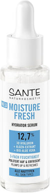 Sante Moisture Fresh Kasvoseerumi; tiputinpullo merkitty Sante Naturkosmetik Moisture Fresh Hydrator Serum, sisältää 12,7 % hyaluronia ja ravitsevaa luomu-aaloe veraa, sopii kaikille ihotyypeille; läpinäkyvä sylinterinmuotoinen lasipullo mattavalkoisella tiputinkorkilla ja painetulla etiketillä lihavoidulla groteskitekstillä mustana ja vihreänä valkoisella pohjalla; tuote kuvattu pystyssä vaalealla pinnalla ilman ihmisiä tai rekvisiittaa.