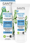 Sante Moisture Fresh Kosteusvoide; tuubi ja laatikko kosteusvoidetta sini-vihreällä designilla ja aaloe vera -kuvituksin; molemmilla mattapinta, laatikko suorakulmainen, tuubi sylinterinmuotoinen; luettavassa etiketissä tuotenimi, mainitaan hyaluroni, skvalaani, luomu-aaloe vera ja sopivuus kaikille ihotyypeille; vegaani- ja luomusertifiointilogot painettuina; tausta valkoinen, ei ihmisiä tai käsiä näkyvissä tuotekuvassa.