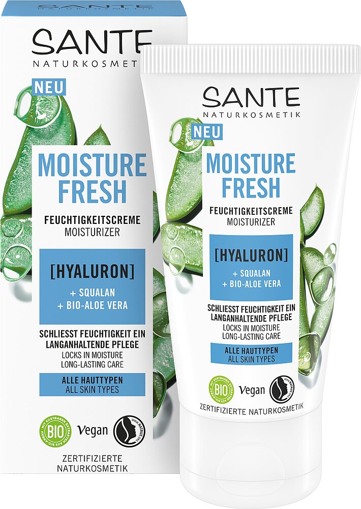 Sante Moisture Fresh Kosteusvoide; tuubi ja laatikko kosteusvoidetta sini-vihreällä designilla ja aaloe vera -kuvituksin; molemmilla mattapinta, laatikko suorakulmainen, tuubi sylinterinmuotoinen; luettavassa etiketissä tuotenimi, mainitaan hyaluroni, skvalaani, luomu-aaloe vera ja sopivuus kaikille ihotyypeille; vegaani- ja luomusertifiointilogot painettuina; tausta valkoinen, ei ihmisiä tai käsiä näkyvissä tuotekuvassa.