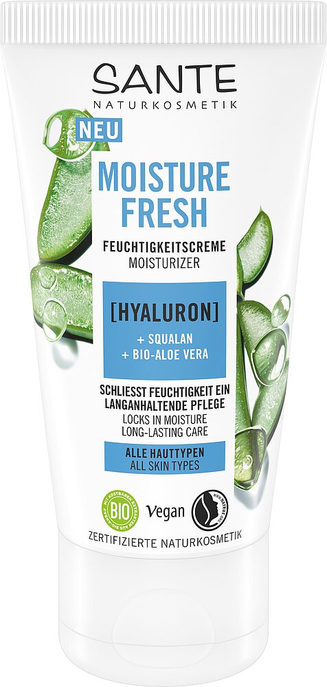 Sante Moisture Fresh Kosteusvoide; tuubi kosteusvoidetta aaloe veralla ja hyaluronilla, merkitty vegaaniseksi ja luomuksi kaikille ihotyypeille, pakkauksessa kuvia tuoreista aaloe vera -lehdistä; tuubi on valkoinen vihrein korostein, mattapintaista muovia; groteskitypografiaa; teksti ja grafiikat painettu vihreällä ja harmaalla; tuubi pystyssä yksivärisellä taustalla, ei ihmisiä tai käsiä näkyvissä.