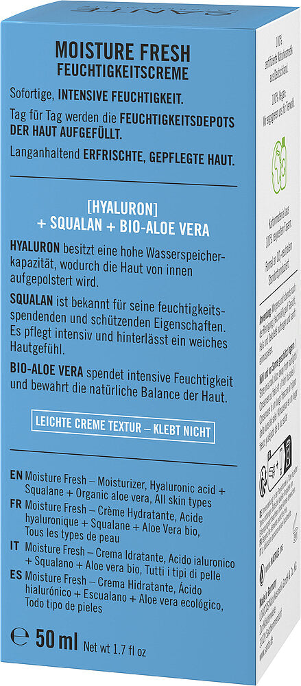 Sante Moisture Fresh Kosteusvoide; sivupaneeli vaaleansinisessä suorakulmaisessa Sante Moisture Fresh -voidelaatikossa mattapinnalla, esittää tuotenimen ja ainesosat kuten hyaluroni, skvalaani ja luomu-aaloe vera usealla kielellä (saksa, englanti, ranska, italia, espanja); nettopaino 50 ml / 1,7 fl oz; ei ihmisiä tai käsiä näkyvissä; neutraali tausta, tuoteteksti groteskikirjasimella.
