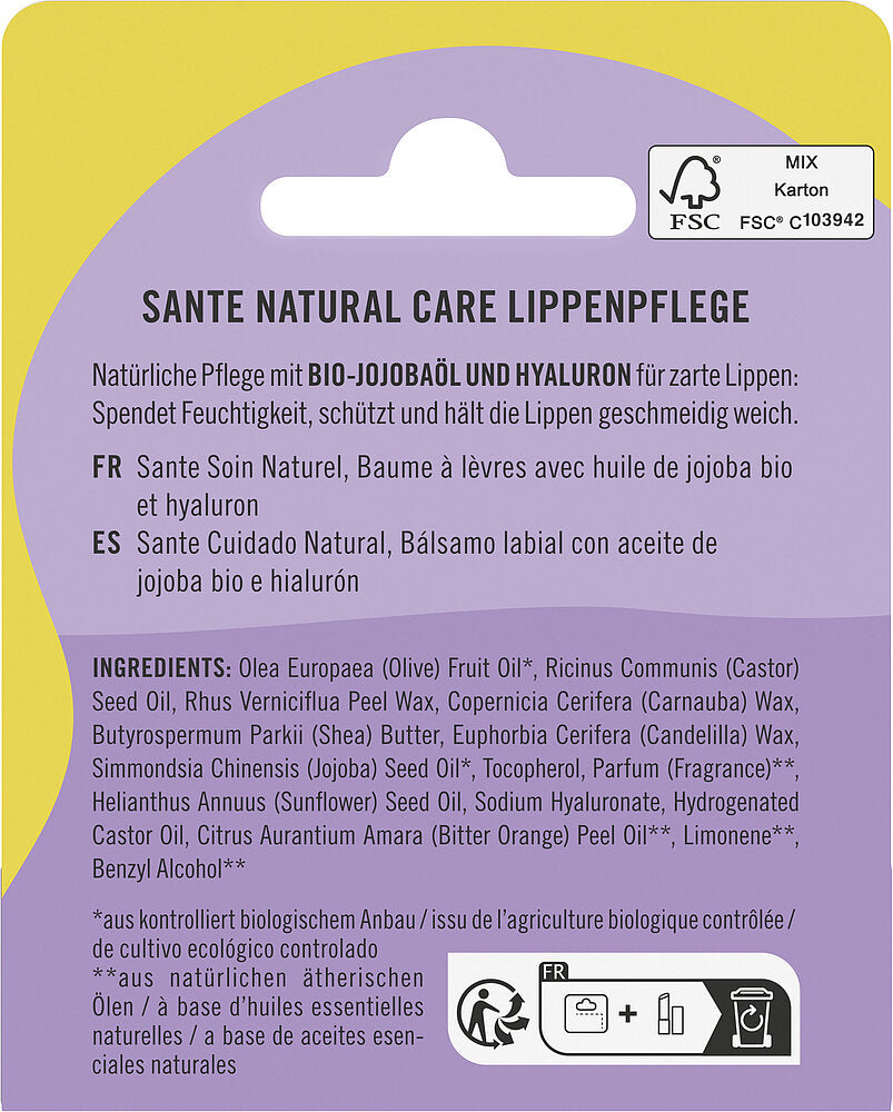 Sante Natural Care Huulivoide; Sante Natural Care -huulivoidepakkauksen takaosa, esittää tuotekuvaukset saksaksi, ranskaksi ja espanjaksi, ainesosaluettelon, sertifiointilogot, viivakoodin, kierrätysmerkit ja violetti-keltaiset korostukset; suorakulmainen läpipainopakkaus mattapinnalla selkein painetuin osioin; groteskikirjasin käytössä kauttaaltaan; ei ihmisiä tai käsiä; valkoinen tausta, lähikuva.