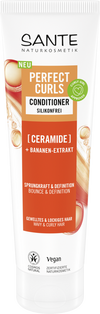 Sante Perfect Curls Hoitoaine; tuubi Sante Naturkosmetik Perfect Curls Conditioner -hoitoainetta keramidilla ja banaaniuutteella, muotoiltu aaltoisille ja kiharille hiuksille; tuubi pystyssä, läpinäkymätön valkoinen vaaleanpunaisin, vihrein ja keltaisin aksentein; muovi mattapinnalla; etiketissä groteskifontit, pääasiallinen tuotenimi keskellä isokokoisena, ainesosakohokohdat värillisissä huomiolaatikoissa alla; ei ihmisiä tai käsiä; yksinkertainen tausta.