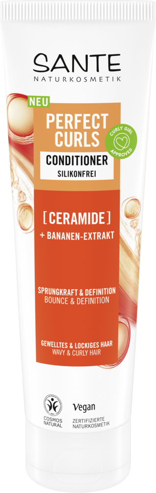 Sante Perfect Curls Hoitoaine; tuubi Sante Naturkosmetik Perfect Curls Conditioner -hoitoainetta keramidilla ja banaaniuutteella, muotoiltu aaltoisille ja kiharille hiuksille; tuubi pystyssä, läpinäkymätön valkoinen vaaleanpunaisin, vihrein ja keltaisin aksentein; muovi mattapinnalla; etiketissä groteskifontit, pääasiallinen tuotenimi keskellä isokokoisena, ainesosakohokohdat värillisissä huomiolaatikoissa alla; ei ihmisiä tai käsiä; yksinkertainen tausta.