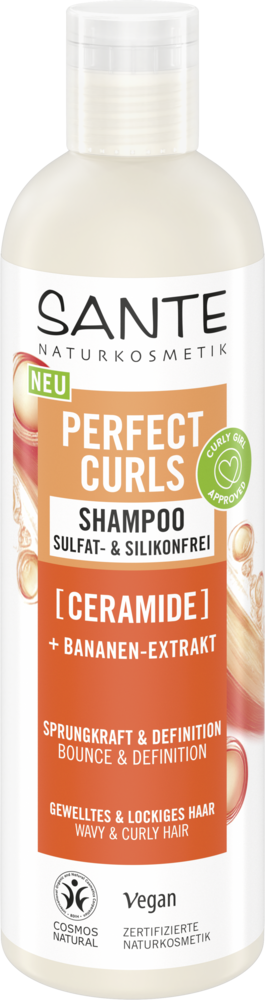 Sante Perfect Curls Shampoo; pullo Sante Naturkosmetik Perfect Curls Shampoo -shampoota keramidilla ja banaaniuutteella, suunniteltu aaltoisille ja kiharille hiuksille; säiliö lieriömäinen, läpinäkymätöntä muovia mattapinnalla ja litteä kansi; etiketissä yksinkertaista groteskitypografiaa mustana ja vihreänä valkoisella pohjalla; ei ihmisiä tai käsiä; neutraali studiotausta.
