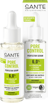 Sante Pore Control Kasvoseerumi; SANTE Pore Control Perfector Serum kirkkaassa sylinterinmuotoisessa tiputinpullossa valkoisella korkilla, viereen aseteltu vastaava suorakulmainen laatikko; molemmissa painettua tekstiä ainesosista: 6 % luomu-voikukka, illanruusu, glyseriini, niasiiniamidi; mainitsee vegaanisuuden ja sertifioidun luonnonkosmetiikan sekaiholle; groteskikirjasimia; valkoinen tausta, ei ihmisiä tai käsiä näkyvissä.